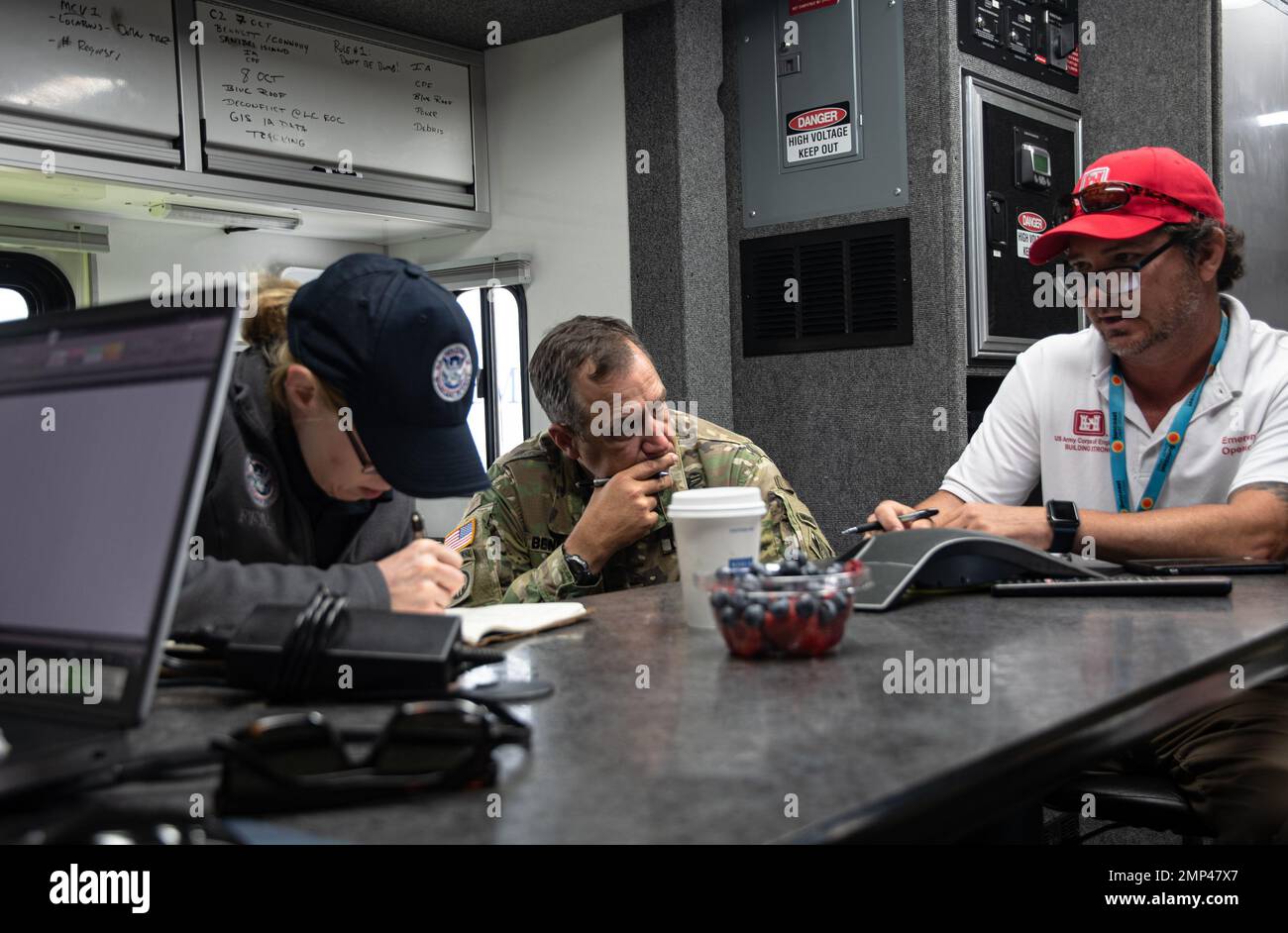 Das Ingenieurkorps der US-Armee, der Verbindungsmann der lokalen Regierung, Tony E. Porter, informiert die FEMA, Regional Administrator, FEMA Region III, MaryAnn Tierney über die laufenden Hurrikan Ian Recovery-Operationen, während der Kommandant von USACE, Wilmington District, Col. Benjamin Bennett, intensiv zuhört. Das US Army Corps of Engineers (USACE) arbeitet in Partnerschaft mit den lokalen, staatlichen und bundesstaatlichen Maßnahmen zur Reaktion auf den Orkanen Ian. Mehr als 800 USACE-Mitarbeiter und -Auftragnehmer werden eingesetzt und engagiert, um die Koordination mit lokalen, staatlichen und bundesstaatlichen Partnern in den betroffenen Gebieten zu übernehmen. Unsere oberste Priorität ist weiterhin die Stockfoto