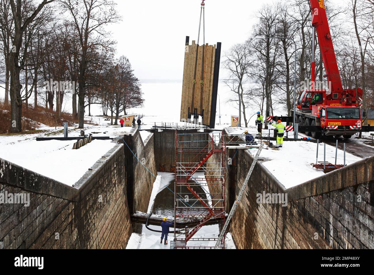 Jetzt bereiten sich die Schleusen des Göta-Kanals für die Saison vor. Gestern wurden die 200 Jahre alten Schleusentore in Borenshult, Motala, Schweden, durch neue ersetzt. Stockfoto