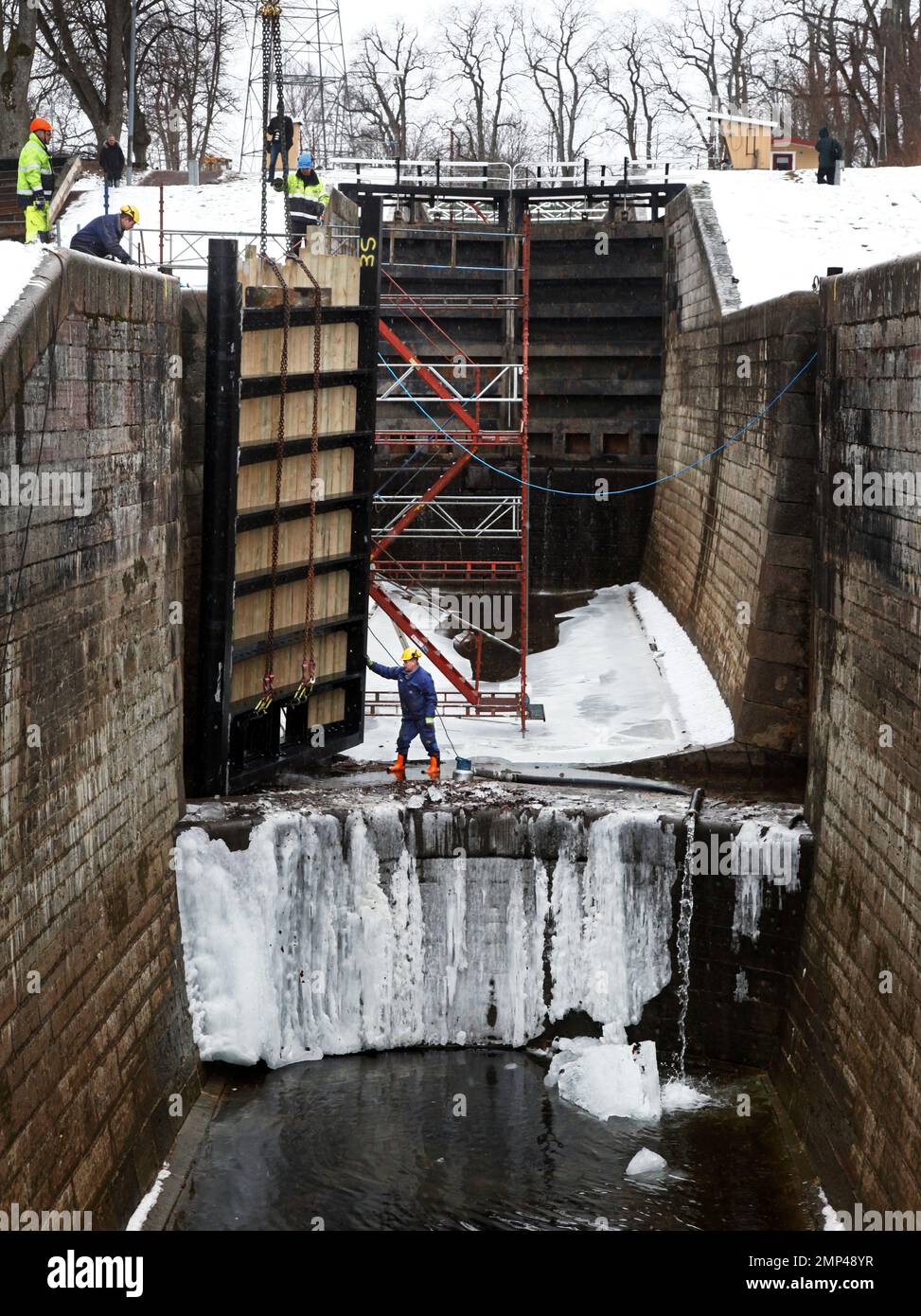 Jetzt bereiten sich die Schleusen des Göta-Kanals für die Saison vor. Gestern wurden die 200 Jahre alten Schleusentore in Borenshult, Motala, Schweden, durch neue ersetzt. Foto: Jeppe Gustafsson Stockfoto