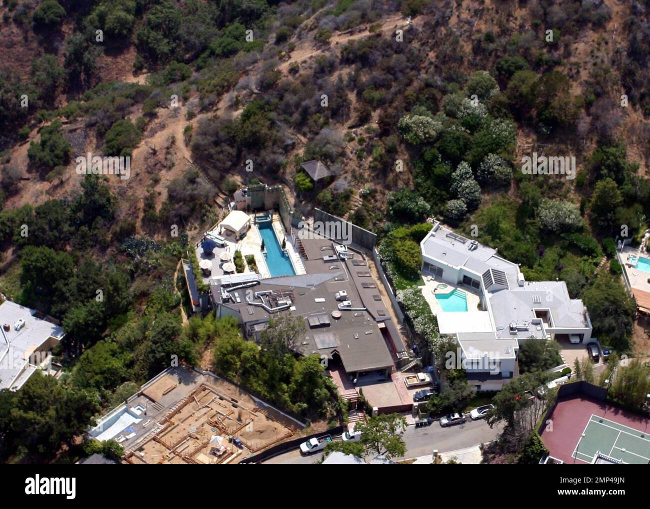 Exklusiv!! Ryan Phillippe hat Berichten zufolge $7,175 Millionen Dollar für dieses Haus in Hollywood Hills bezahlt, das laut Büro des Los Angeles County Assessors 5.033 Quadratmeter groß ist. Das Haus mit fünf Schlafzimmern und sieben Badezimmern wird als "Zen"-Meisterwerk beschrieben und verfügt über Suiten mit drei Schlafzimmern plus eine große separate Master Suite, Koi-Teich, Ahornböden, eine Bar mit Aquarium Hintergrund, Esszimmer mit Shoji-Schirmtüren, Fitnessstudio, Büro und Medienraum. Das .52 Hektar große Anwesen bietet einen atemberaubenden Blick auf die Stadt und das Meer, einen 60 Meter langen, umweltfreundlichen Pool, eine Dusche im Freien, eine Feuerstelle, eine Bar, Pavillon und Loun Stockfoto