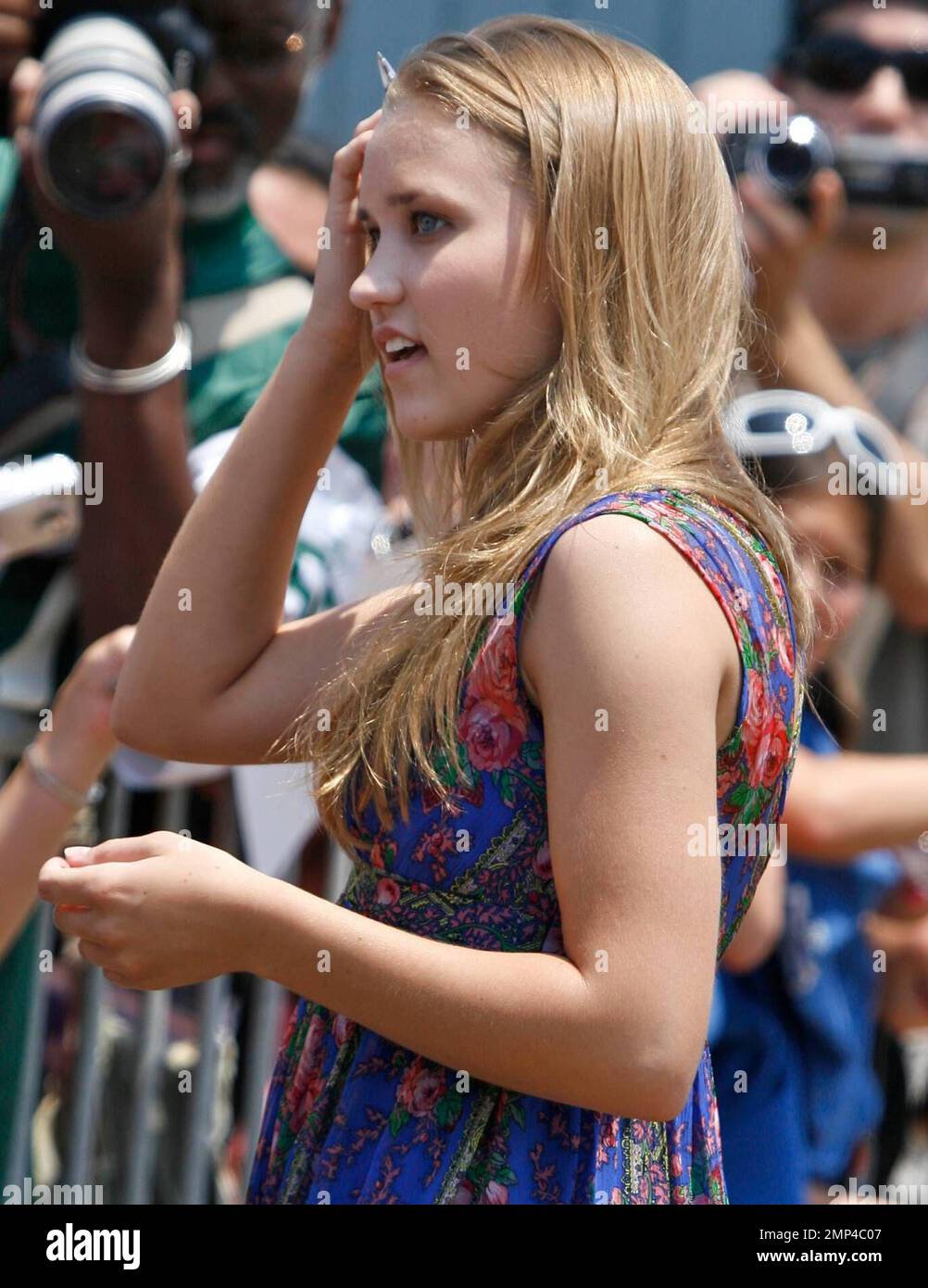 Emily Osment signiert Autogramme für Fans am Set des bevorstehenden Hannah Montana-Films in Santa Monica, Kalifornien. 07/15/2008. Stockfoto