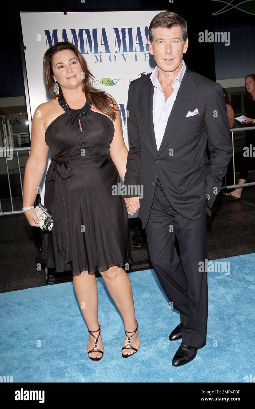 Schauspieler Pierce Brosnan (R) und Ehefrau Keely Shaye-Smith bei der Premiere von „Mamma Mia!“ Im Ziegfield Theater in New York, NY. 7/16/08. . Stockfoto