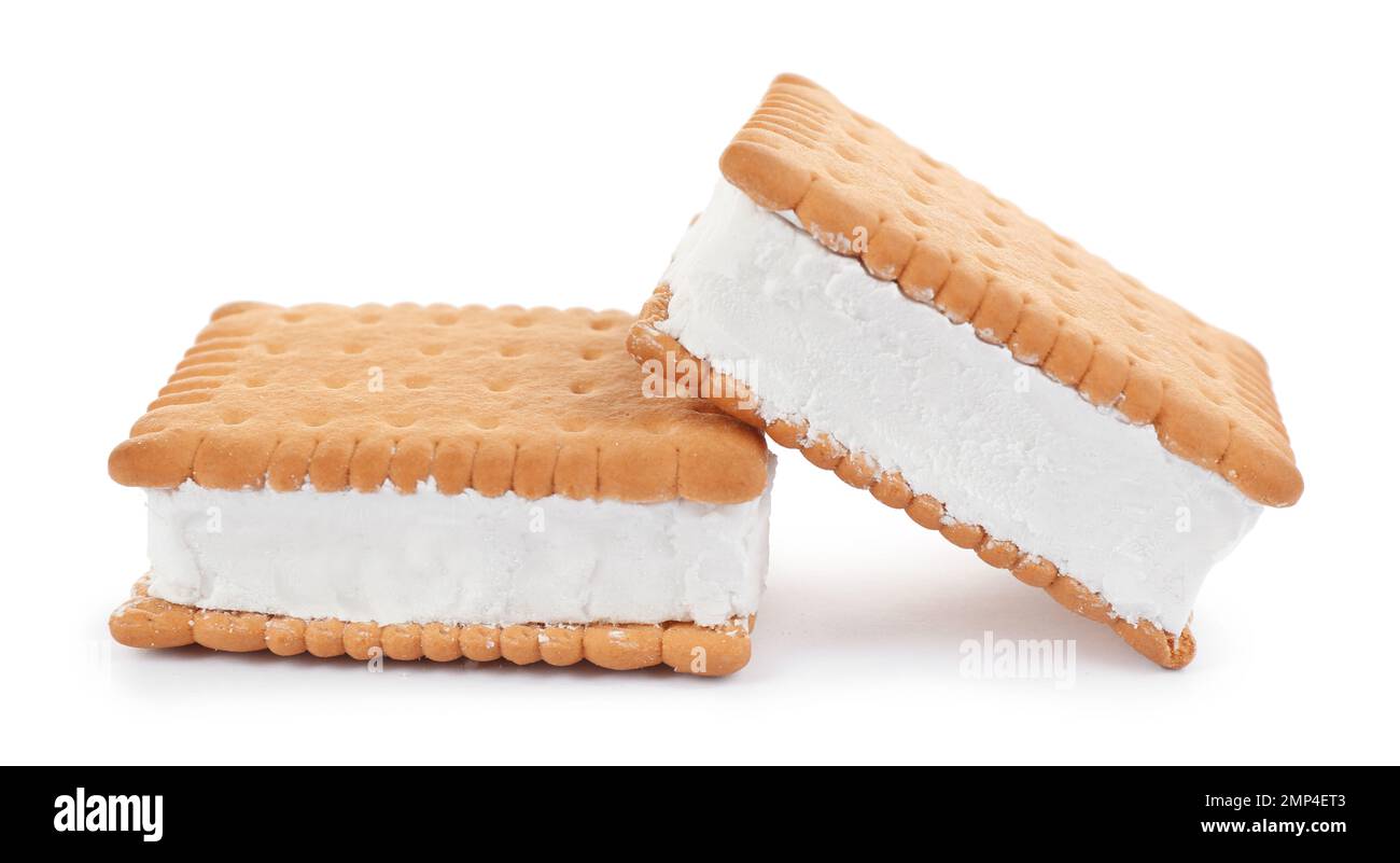 Süße leckere Eis-Kekse-Sandwiches isoliert auf Weiß Stockfoto