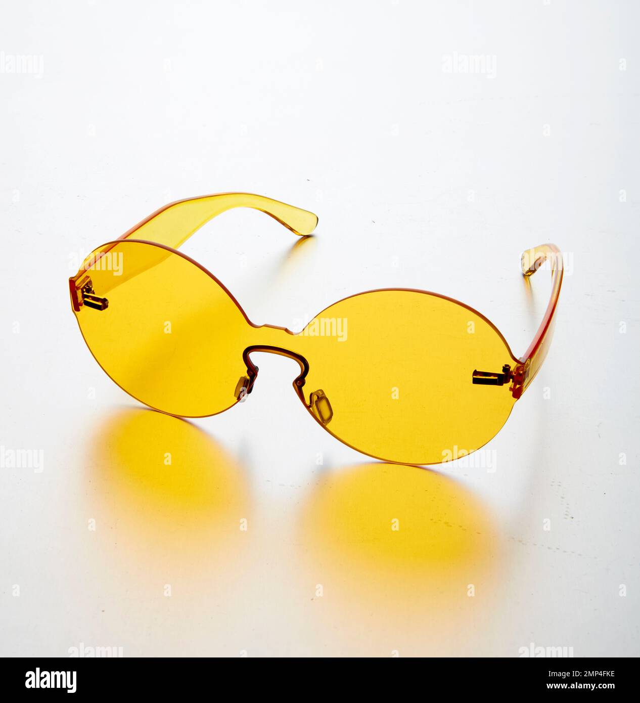 Farbige Kunststoff Sonnenbrille Mode-Artikel trendy einfaches Design Designerfarben groovige 70er Jahre Stil hippe hippe runde ikonische intensive Brille Stockfoto