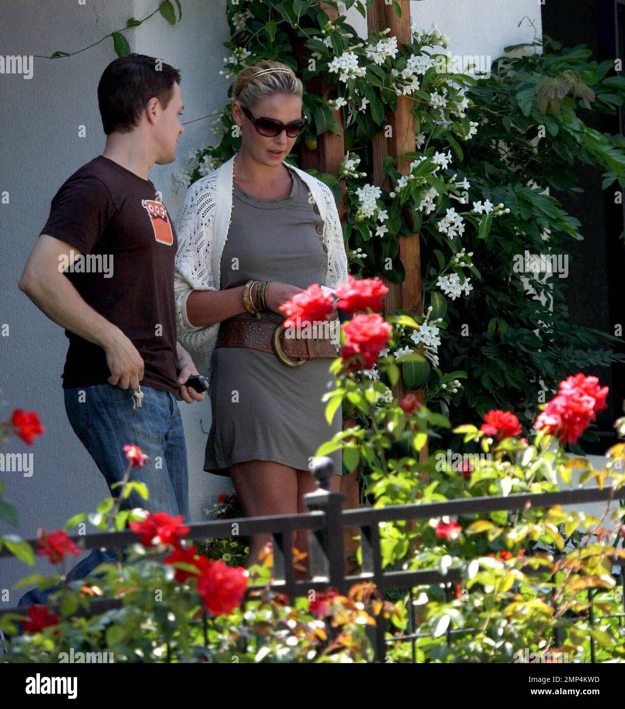 Katherine Heigl holt die Castmate von Grey's Anatomy und Freund T.R. ab Knight in seinem Haus in Los Angeles, klopfte an die Tür, bevor er beschloss, einfach durch sein Fenster zu schreien, um ihre Ankunft anzukündigen. Die beiden besuchten dann Katherines Mutter in ihrem Haus, bevor sie sich für einen Tag mit Einkaufen in die Americana Mall in Glendale aufmachten. Los Angeles, Kalifornien. 7/29/08. Stockfoto