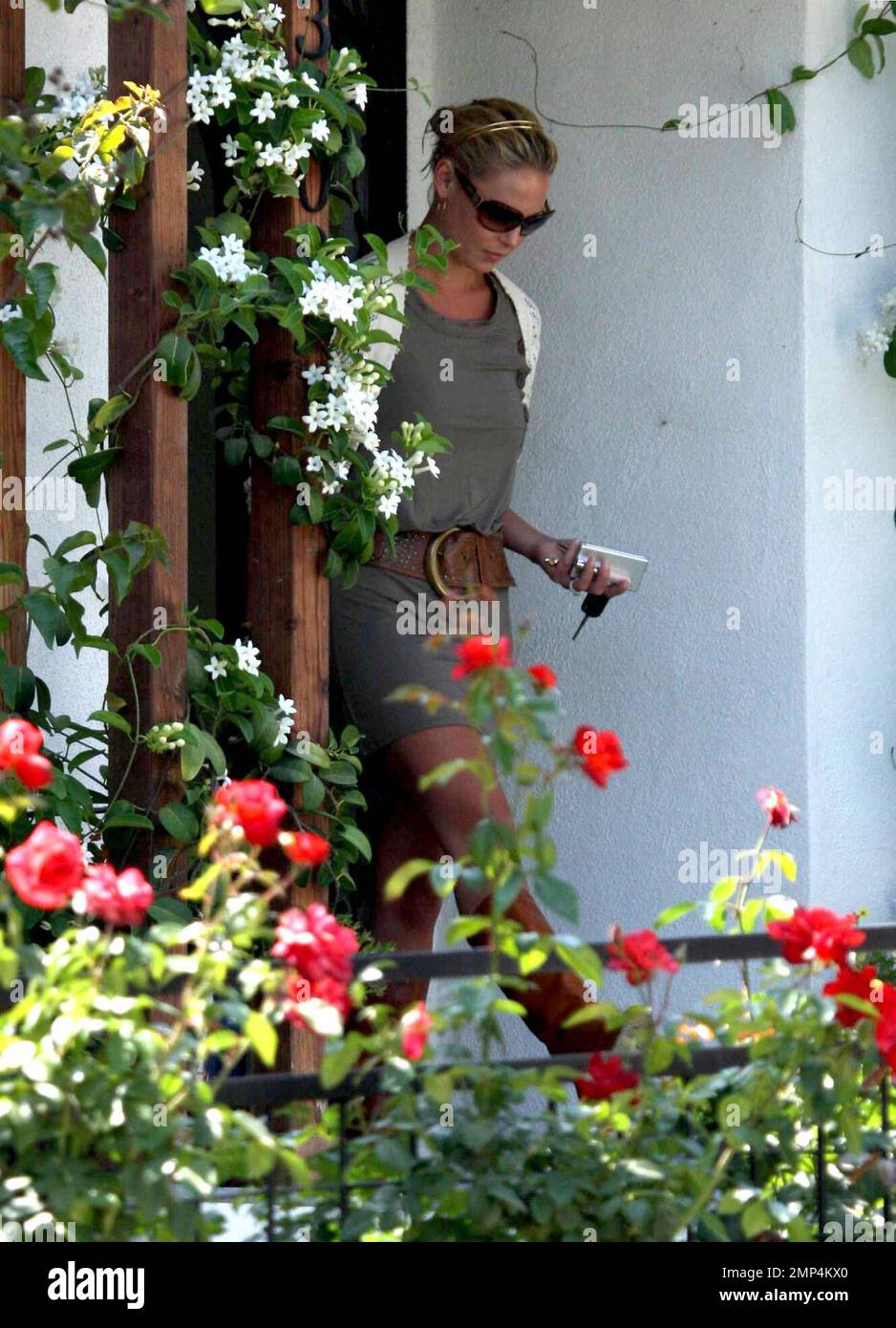 Katherine Heigl holt die Castmate von Grey's Anatomy und Freund T.R. ab Knight in seinem Haus in Los Angeles, klopfte an die Tür, bevor er beschloss, einfach durch sein Fenster zu schreien, um ihre Ankunft anzukündigen. Die beiden besuchten dann Katherines Mutter in ihrem Haus, bevor sie sich für einen Tag mit Einkaufen in die Americana Mall in Glendale aufmachten. Los Angeles, Kalifornien. 7/29/08. Stockfoto