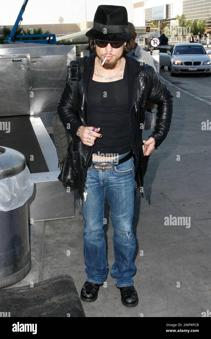 Exklusiv!! Dave Navarro raucht gern, bevor er vom Los Angeles International Airport abfliegt. Dave entschied sich für ein sehr legeres Outfit für den Flug. Er trug ein eng anliegendes T-Shirt, das seinen Bauch zeigt, eine Lederjacke und blaue Jeans und fügte seinem Louis Vuitton Gepäck einen zusätzlichen Stil hinzu. Los Angeles, Kalifornien. 12/05/08. Stockfoto