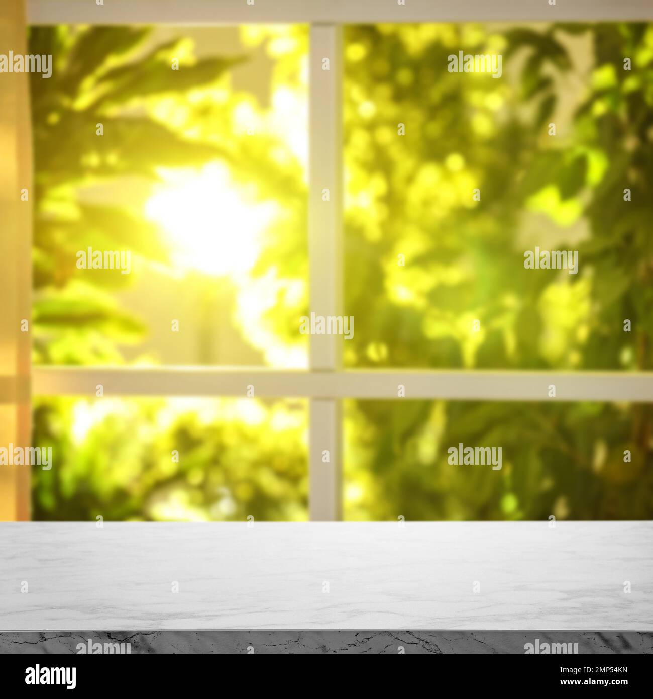 Leere Tabelle vor dem Fenster. Sonniger Morgen Stockfoto