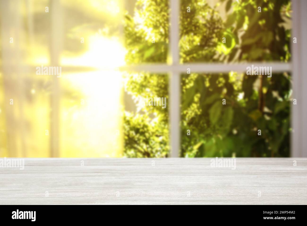 Leerer Holztisch vor dem Fenster. Sonniger Morgen Stockfoto