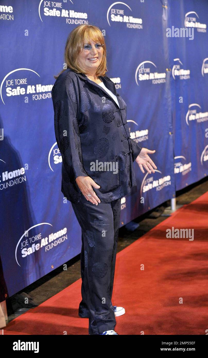 Penny Marshall bei Joe Torres Wiedervereinigung der Weltmeister-Yankee-Team-Party 1998. New York, NY. 11/7/08. Stockfoto