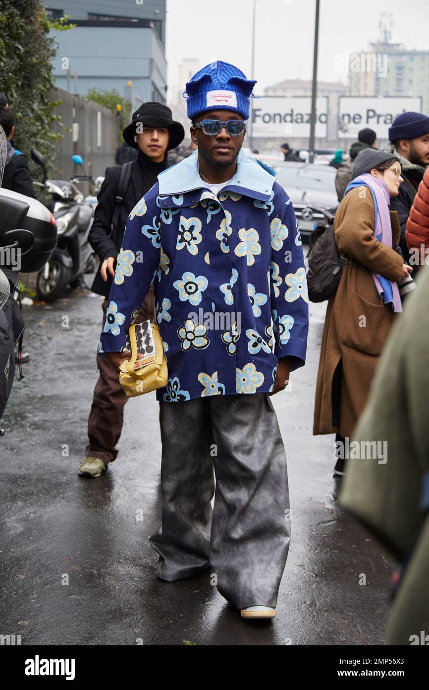 MAILAND, ITALIEN - 15. JANUAR 2023: Mann mit blauer Jacke mit Blumenmuster vor der Magliano-Modenschau, Mailand Fashion Week Street Style Stockfoto