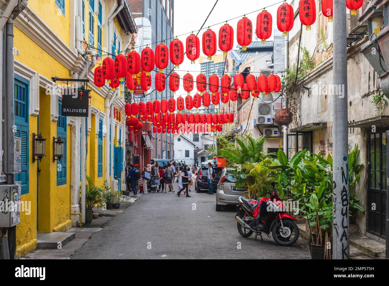 10. Januar 2023: Kwai Chai Hong, eine kleine Gasse hinter der Petaling Street in der Chinatown Kuala Lumpur, Malaysia. Es gibt zahlreiche Wandgemälde, die es darstellen Stockfoto