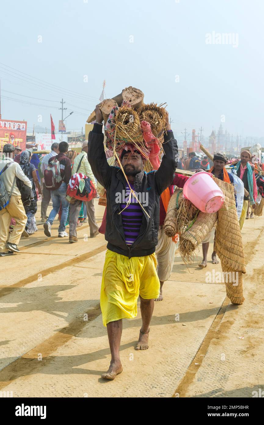 Pilger auf dem Weg nach Allahabad Kumbh Mela, der weltweit größte religiöse Versammlung, Uttar Pradesh, Indien Stockfoto