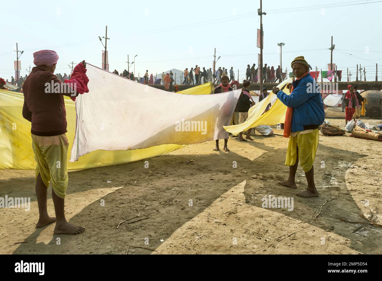 Pilger breitet Wäsche zu trocknen, Allahabad Kumbh Mela, der weltweit größte religiöse Versammlung, Uttar Pradesh, Indien Stockfoto