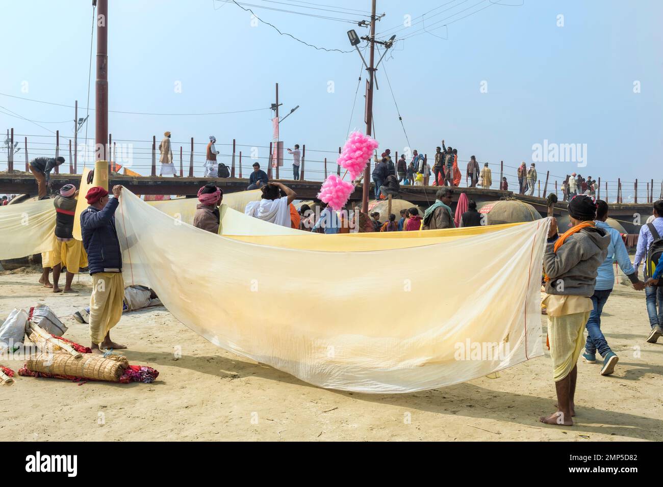 Pilger breitet Wäsche zu trocknen, Allahabad Kumbh Mela, der weltweit größte religiöse Versammlung, Uttar Pradesh, Indien Stockfoto