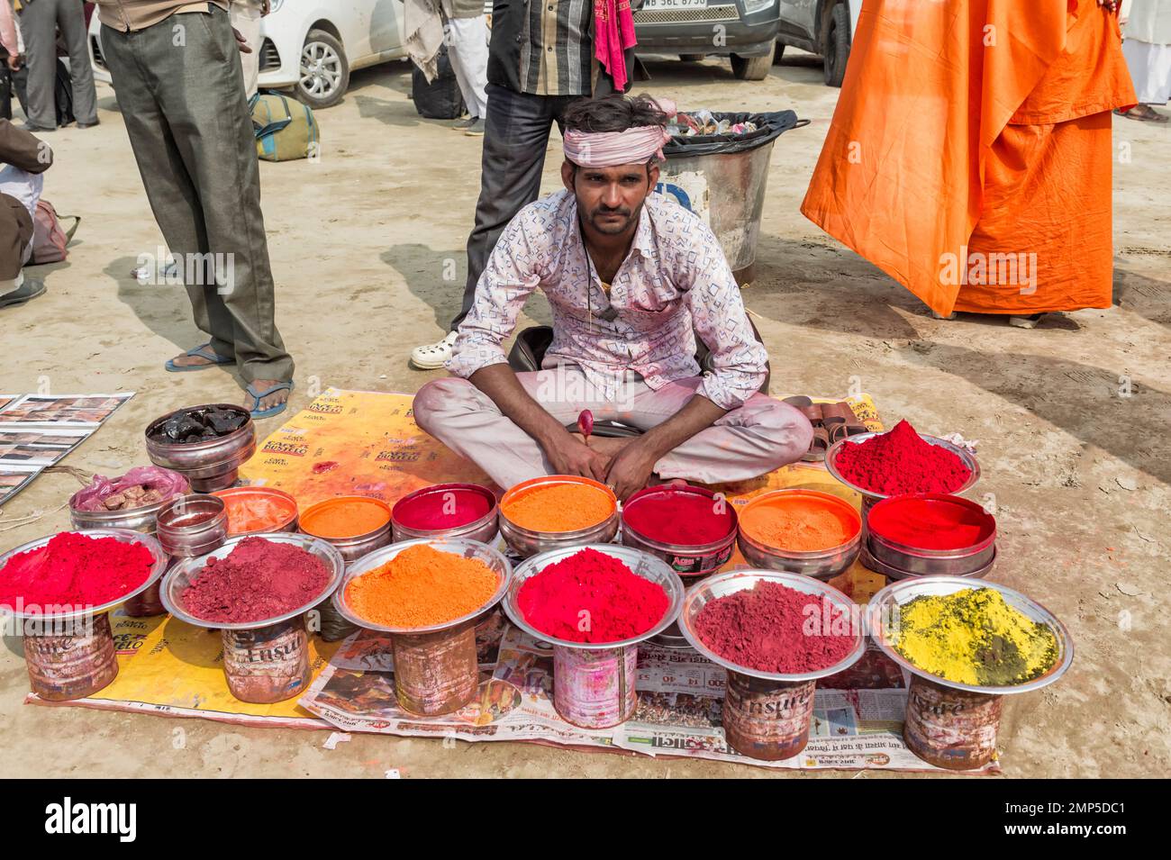 Inder verkaufen farbige Tikka Pulver zur Tilaka mark, Allahabad Kumbh Mela, der weltweit größte religiöse Versammlung, Uttar Pradesh, Indien Stockfoto