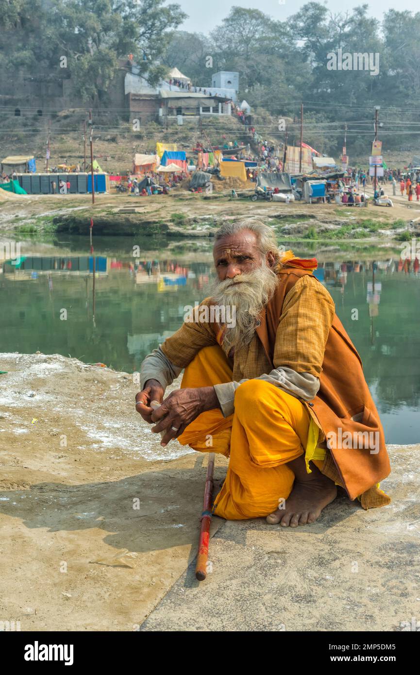 Vor dem Wasser sitzender Pilger, Allahabad Kumbh Mela, weltweit größte religiöse Versammlung, Uttar Pradesh, Indien Stockfoto