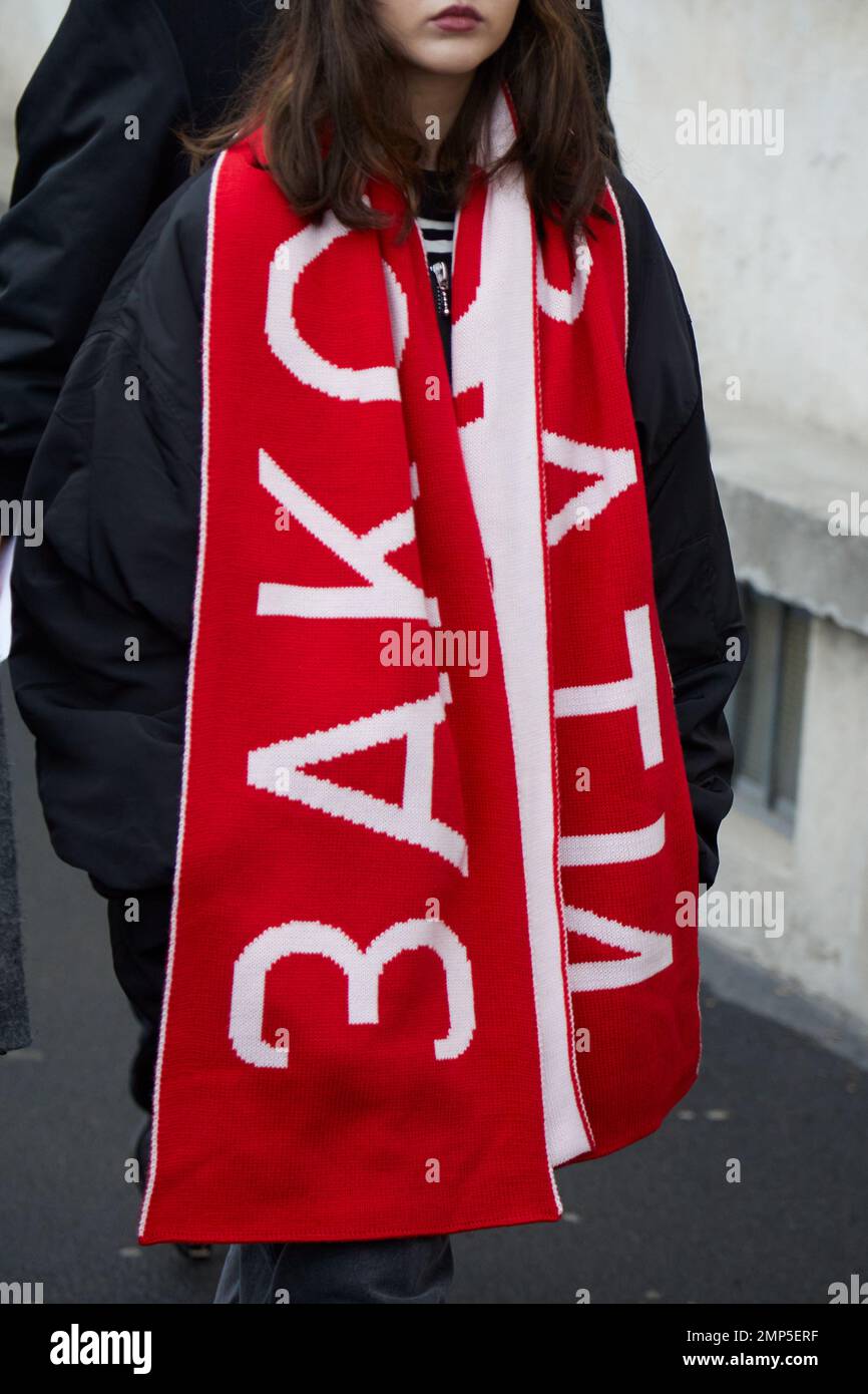 MAILAND, ITALIEN - 15. JANUAR 2023: Frau mit rot-weißem Schal und schwarzer Jacke vor der Prada-Modenschau, Mailand Fashion Week Street Style Stockfoto