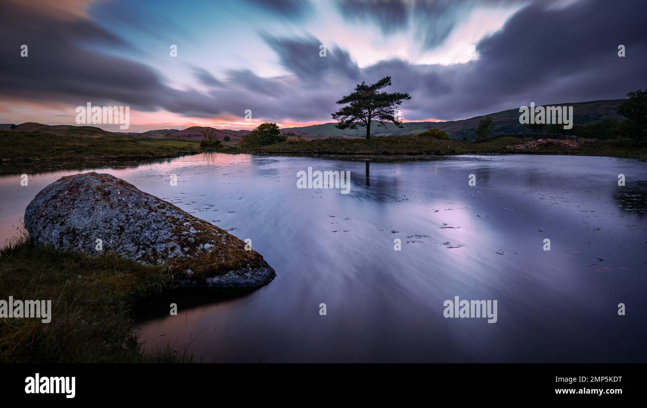 Kelly Hall Tarn im englischen Lake District bei Sonnenuntergang Stockfoto