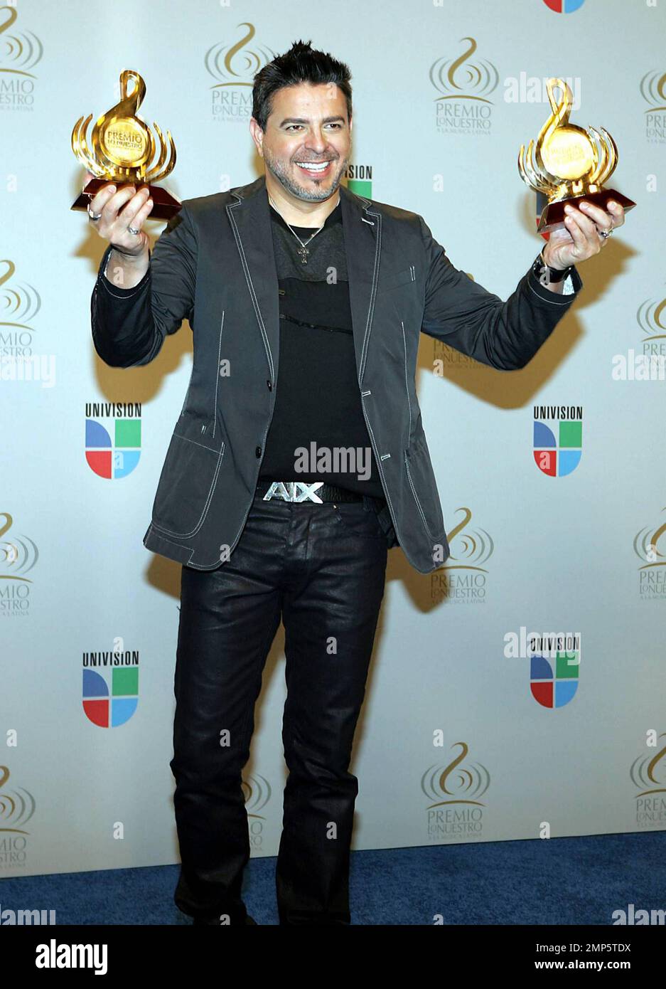 Luis Enrique feiert seinen Premio Lo Nuestro Award 2010 in der American Airlines Arena in Miami, FL. 2/18/10. Stockfoto