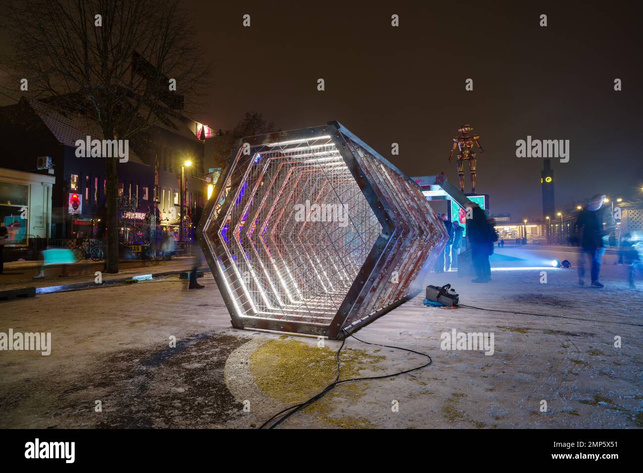 ENSCHEDE, NIEDERLANDE - 17. DEZEMBER 2022: Enschede Lights Up, eine spektakuläre Strecke für Lichtkunst im Zentrum der Stadt. Stockfoto