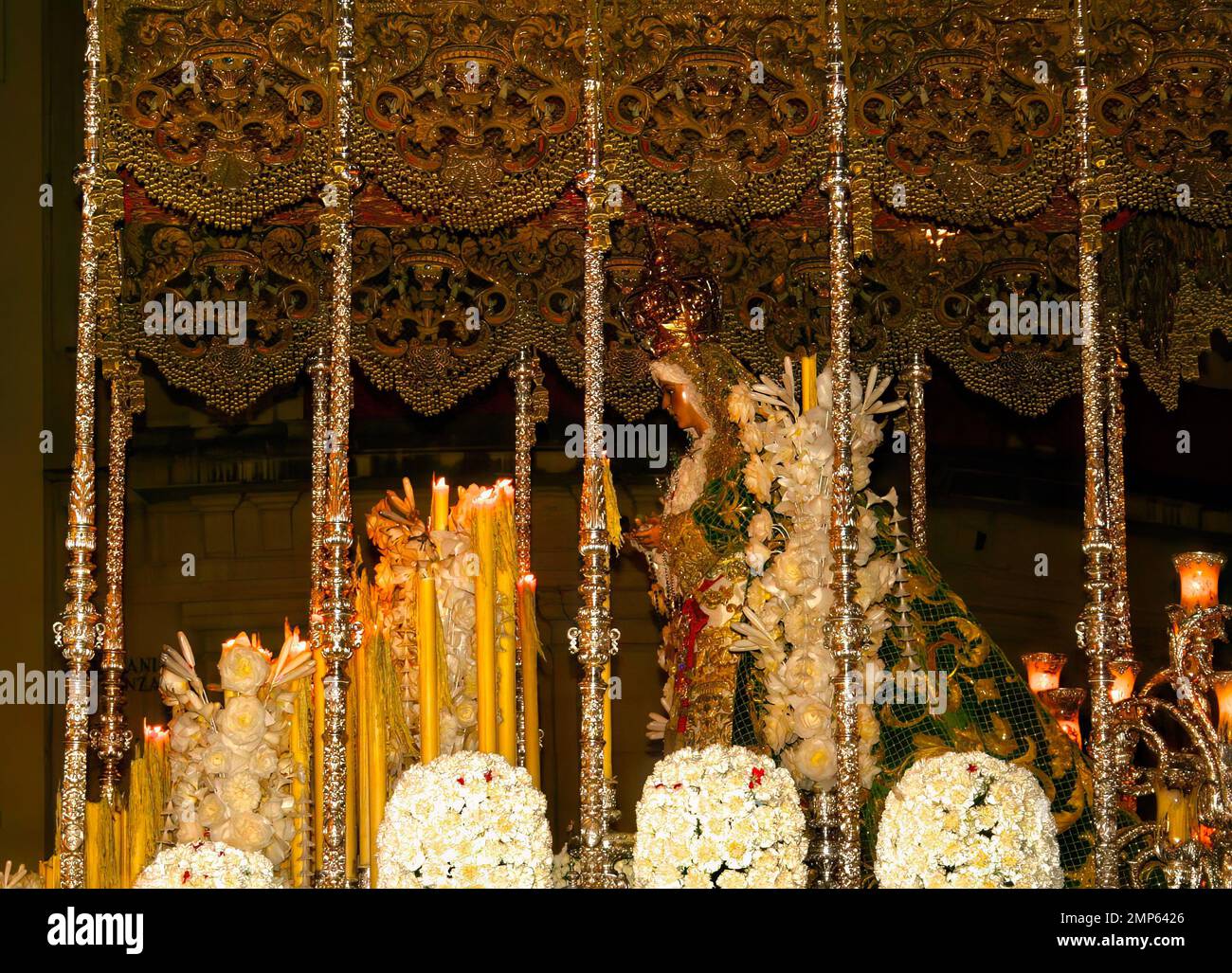 Paso mit einer Statue der Heiligen Maria unter einem Baldachin oder Baldachin während einer nächtlichen Osterprozession Sevilla Andalusien Spanien Europa 2014. April Stockfoto