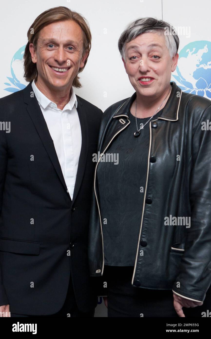 Ruth MacKenzie und der Gründer Jeremy Gilley nehmen an der Peace One Day Celebration 2011 „Global Waffence“ Teil, die in der O2 Arena in London, Großbritannien, stattfindet. 21. September 2011 Stockfoto