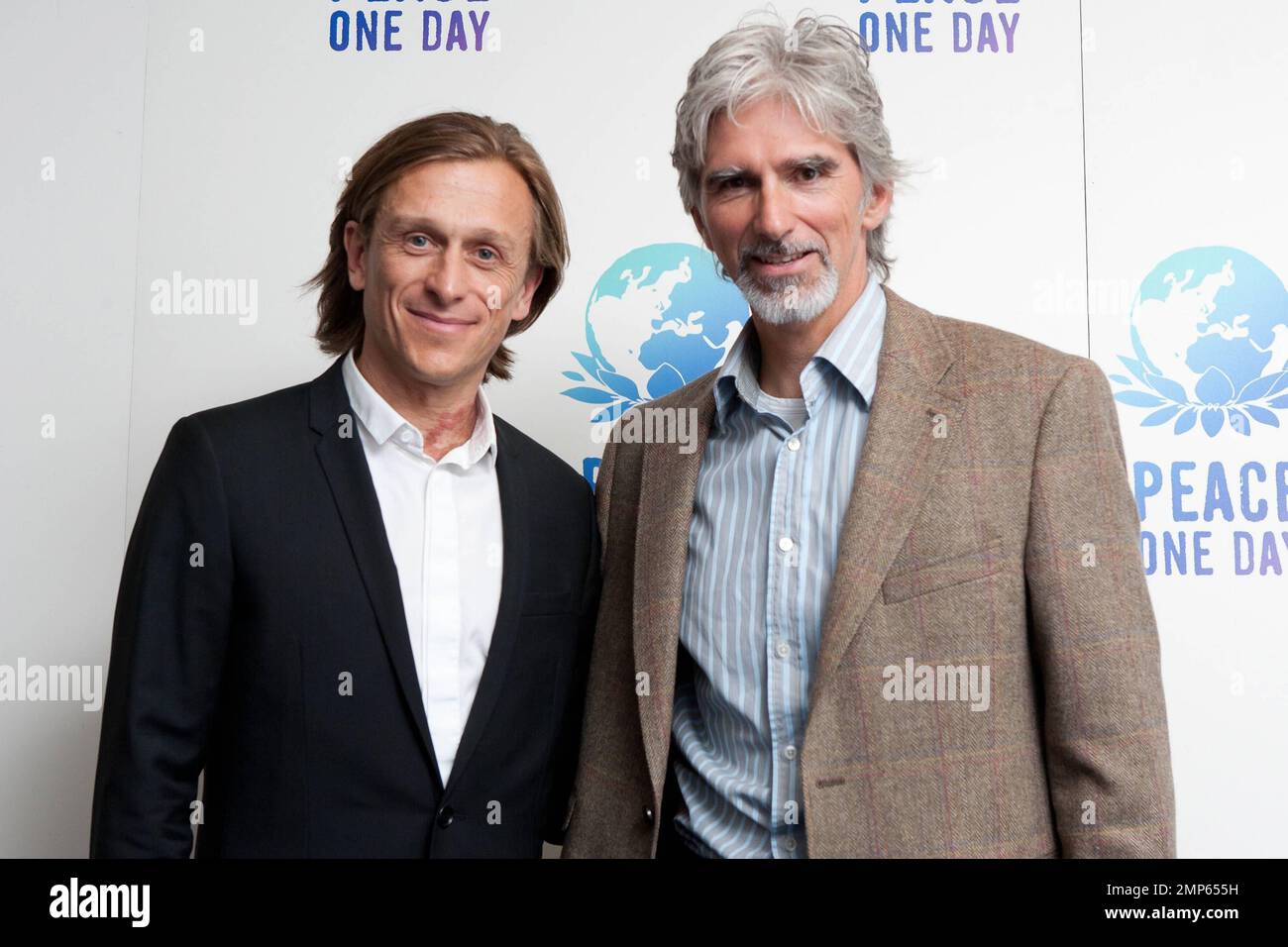 Damon Hill und Gründer Jeremy Gilley nehmen an der Friedensfeier 2011 „Global Waffence“ Teil, die in der O2 Arena in London, Großbritannien, stattfindet. 21. September 2011 Stockfoto