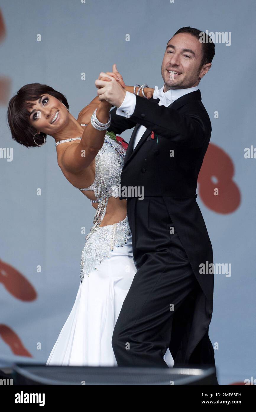 Vincent Simone und Flavia Cacace treten bei der jährlichen Silence in the Square-Veranstaltung auf, die am Trafalgar Square stattfindet. Die Feier zum Gedenken an die Menschen, die in zwei Weltkriegen starben, darunter 385 britische Mitarbeiter, die seit 2001 in Afghanistan getötet wurden, begann um 11:00 Uhr morgens und spiegelte die Zeit wider, in der die Waffen entlang der Westfront zum letzten Mal am Ende des Ersten Weltkriegs im Jahr 1918 schweigen. In ganz Großbritannien haben Millionen Menschen anlässlich des Waffenstillstands eine zweiminütige Schweigeminute eingelegt. London, Großbritannien. 11. November 2011 Stockfoto