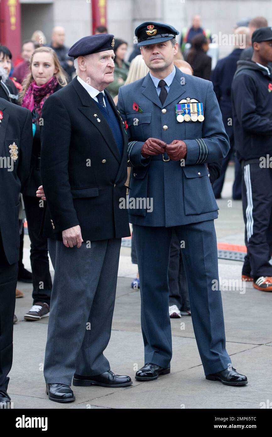 Angehörige der Streitkräfte nehmen an der jährlichen Veranstaltung „Silence in the Square“ am Trafalgar Square Teil. Die Feier zum Gedenken an die Menschen, die in zwei Weltkriegen starben, darunter 385 britische Mitarbeiter, die seit 2001 in Afghanistan getötet wurden, begann um 11:00 Uhr morgens und spiegelte die Zeit wider, in der die Waffen entlang der Westfront zum letzten Mal am Ende des Ersten Weltkriegs im Jahr 1918 schweigen. In ganz Großbritannien haben Millionen Menschen anlässlich des Waffenstillstands eine zweiminütige Schweigeminute eingelegt. London, Großbritannien. 11. November 2011 Stockfoto