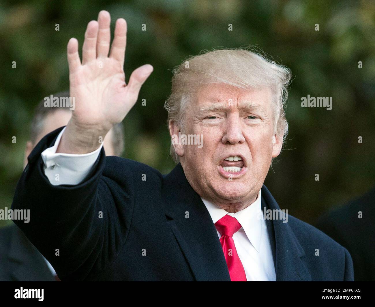 President Donald Trump waves to media as he arrives on Marine One at the White House in Washington, Thursday, Jan. 18, 2018, as he returns from Pittsburgh. (AP Photo/Carolyn Kaster) Stockfoto