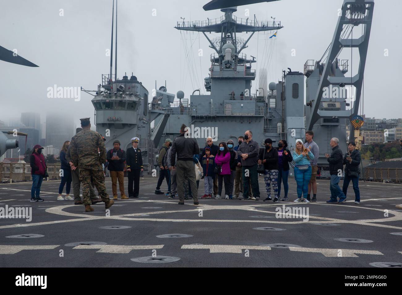 (10 10. Oktober 2022 2022) während einer Tour an Bord des Amphibiendocks USS Harpers Ferry (LSD 49) im Rahmen der San Francisco Fleet Week (SFFW) am Hafen von San Francisco, Kalifornien, erkunden Einzelpersonen Flugzeuge und machen Fotos. Die SFFW ist eine Gelegenheit für die amerikanische Öffentlichkeit, ihre Teams der Marine, des Marine Corps und der Küstenwache zu treffen und Amerikas Seedienste zu erleben. Während der Fleet Week nehmen die Servicemitarbeiter an verschiedenen Serviceeffekten der Gemeinde Teil, präsentieren der Gemeinde Fähigkeiten und Ausrüstung und genießen die Gastfreundschaft der Stadt und ihrer Umgebung. Stockfoto