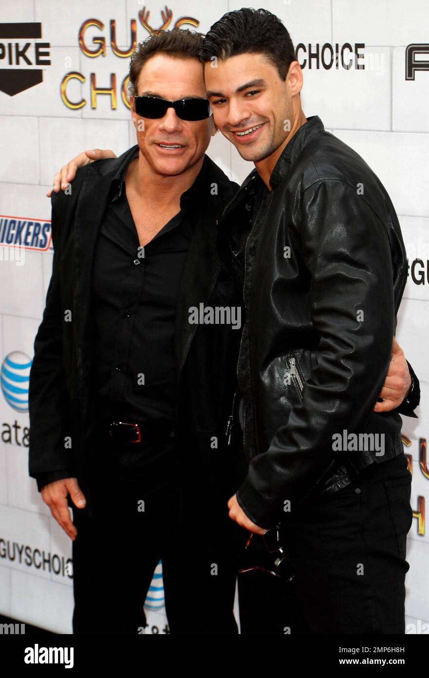 Schauspieler Jean-Claude Van Damme (L) mit dem Sohn des Schauspielers Kristopher Van Varenberg bei den Spike TV's 2012 „Guys Choice Awards“ in den Sony Studios in Los Angeles, Kalifornien. 2. Juni 2012 Stockfoto