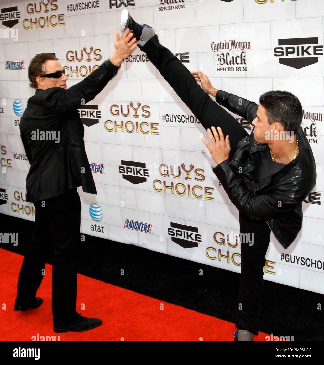 Schauspieler Jean-Claude Van Damme (L) mit dem Sohn des Schauspielers Kristopher Van Varenberg bei den Spike TV's 2012 „Guys Choice Awards“ in den Sony Studios in Los Angeles, Kalifornien. 2. Juni 2012 Stockfoto