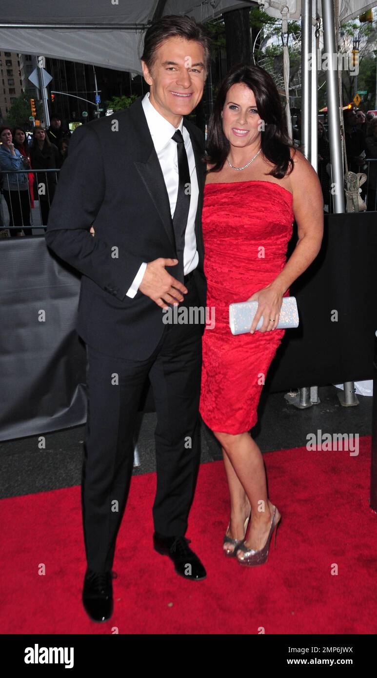 Dr. Oz und ihre Frau Lisa nehmen an der TIME 100 Gala Teil und feiern DIE 100 einflussreichsten Menschen DER Welt IM JAZZ im Lincoln Center. New York, New York, 24. April 2012. Stockfoto