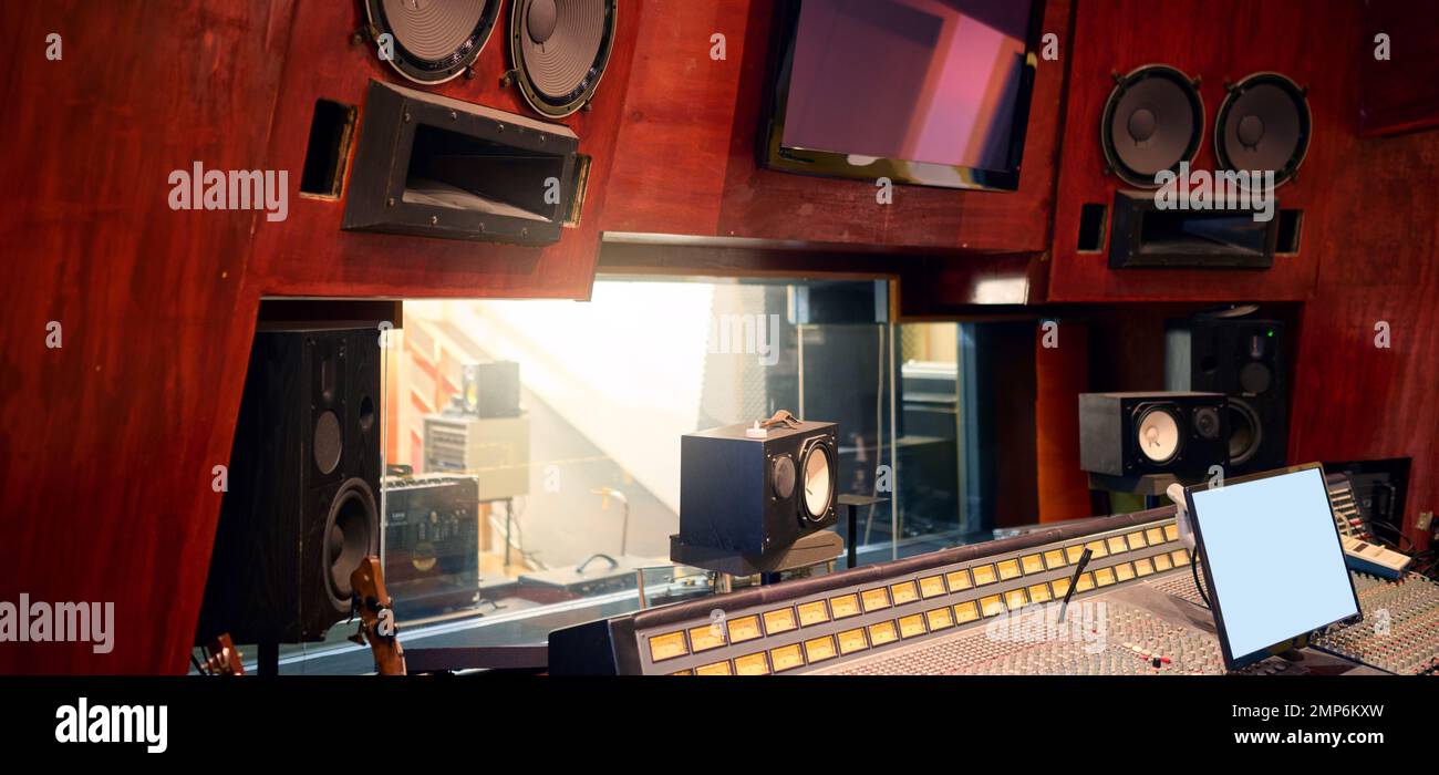 Musik, Studio und Produktion mit Aufnahmegerät in einem leeren Raum für die Unterhaltungsindustrie. Interieur, kreativ und Audio mit Musik Stockfoto