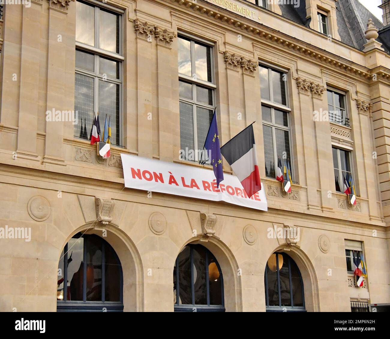Poster an der Wand des Rathauses des 13. Arrondissement von Paris, gegen die Rentenreform in Paris, Frankreich, am 31. Januar 2023. Foto: Karim Ait Adjedjou/ABACAPRESS.COM Stockfoto