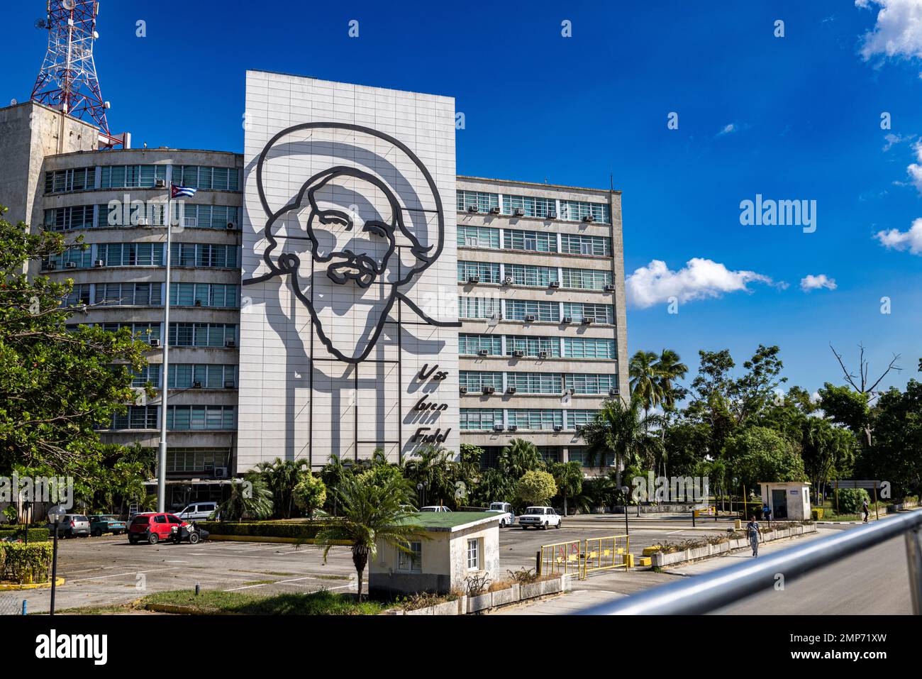 Metallgemälde von Fidel Castro auf dem Gebäude des Ministeriums für Kommunikation, Plaza de la Revolution, Vedado, Havanna, Kuba Stockfoto