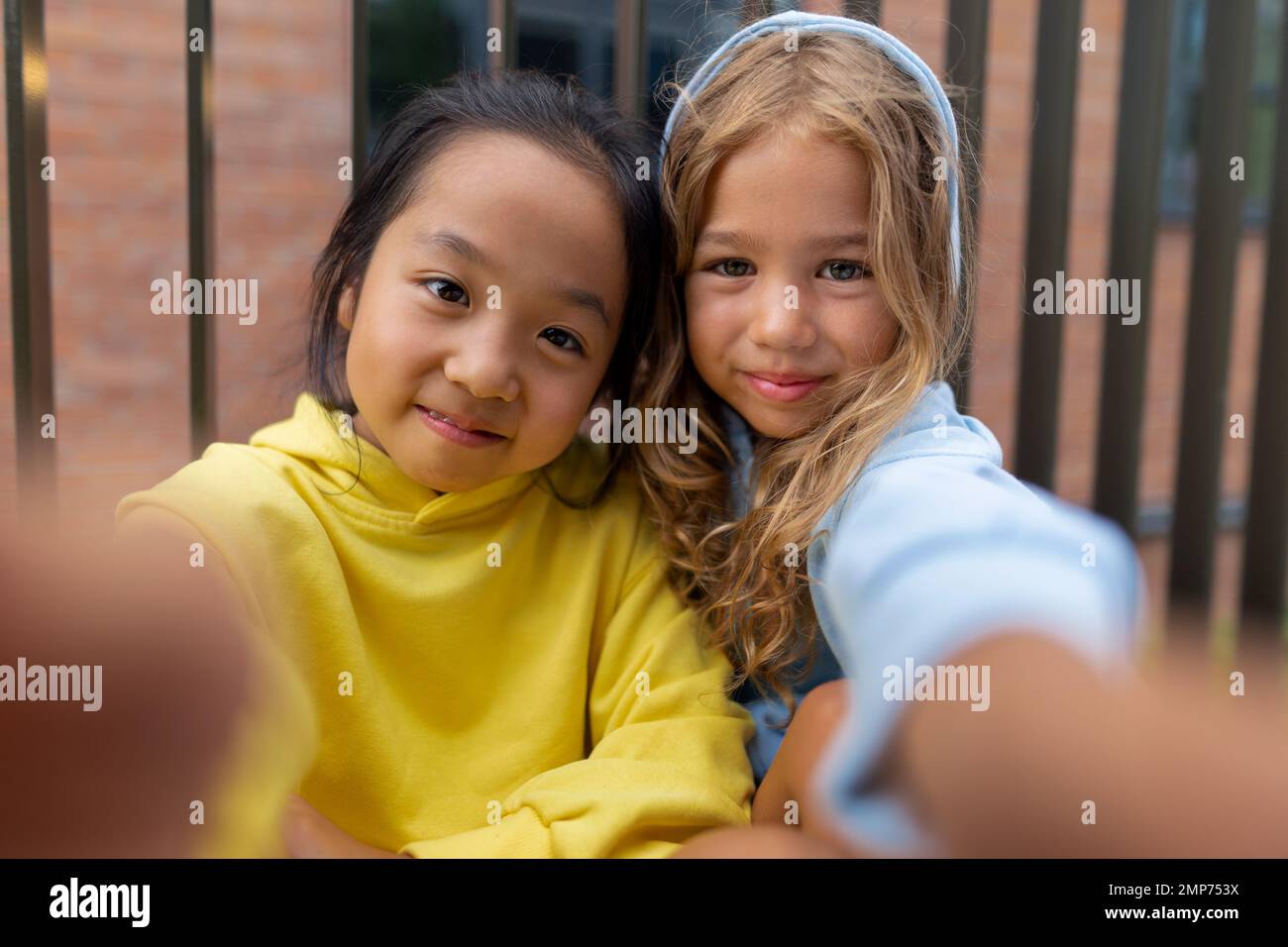 Glückliche Kinder, Freunde, Selfie in der Stadt. Stockfoto