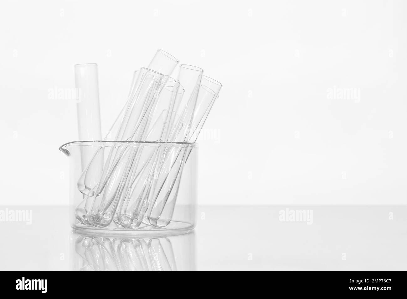 Transparente Glasröhrchen auf weißem Hintergrund, Labor, medizinische Geräte, Glas, Chemie, biochemie, Chemielabor, Schablone, für Stockfoto