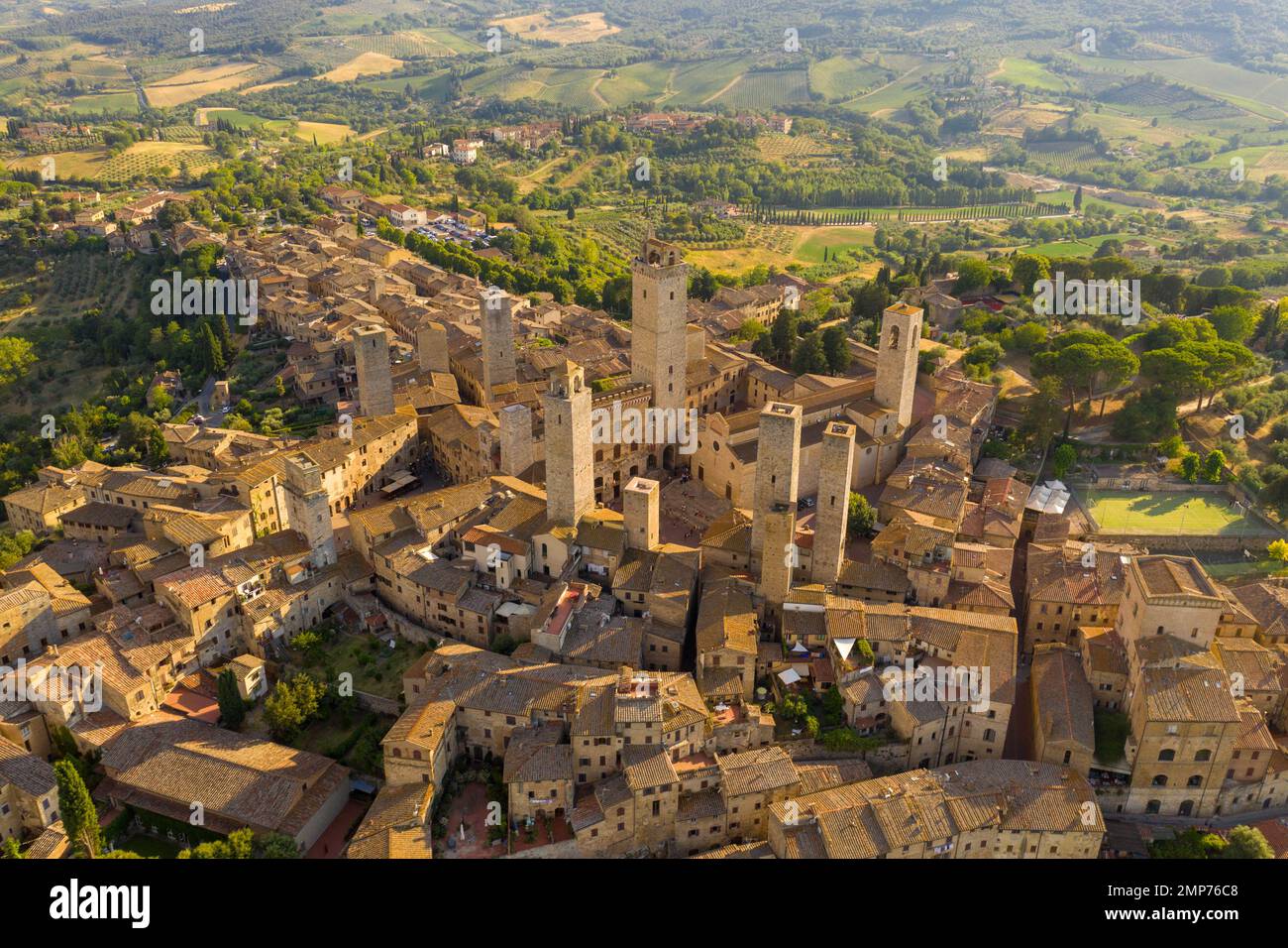Drohnenfotografie der italienischen Altstadt san gimignano im Sommer Stockfoto