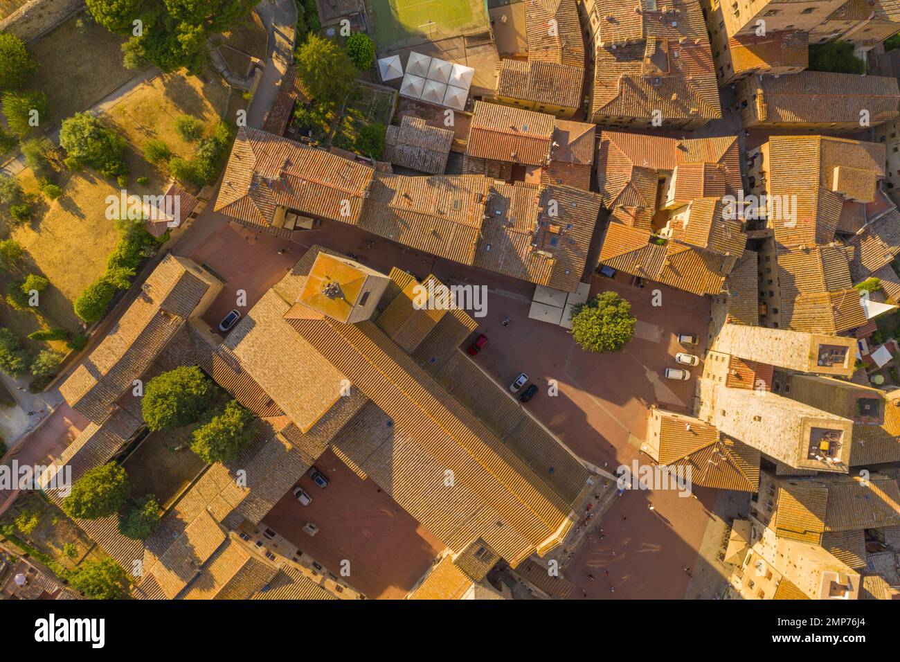 Blick von der Drohne auf die Altstadt in der toskana, italien, während des Sommers Stockfoto