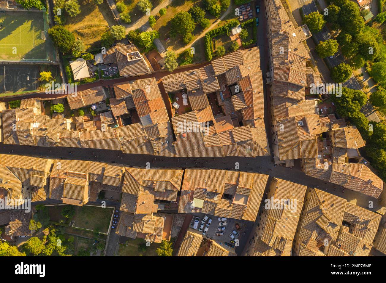 Blick von der Drohne auf die Altstadt in der toskana, italien, während des Sommers Stockfoto