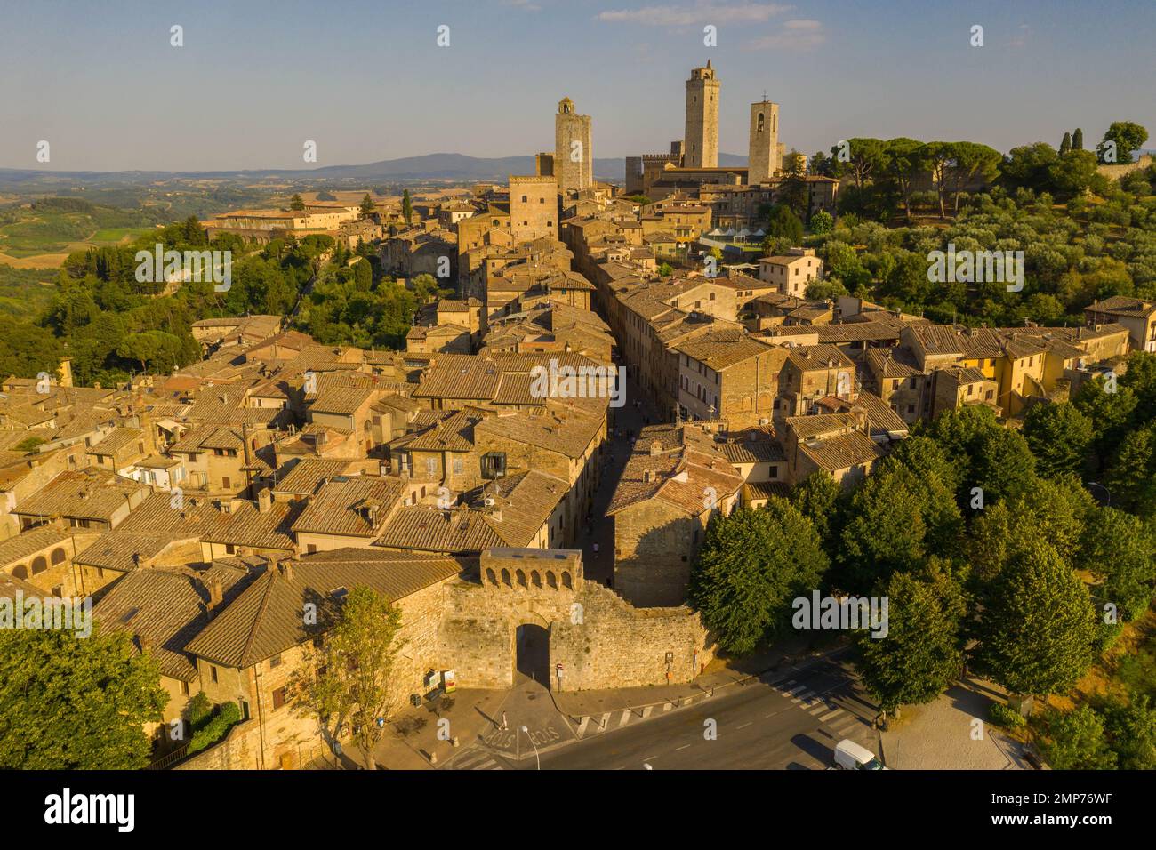 Drohnenfotografie der italienischen Altstadt san gimignano im Sommer Stockfoto