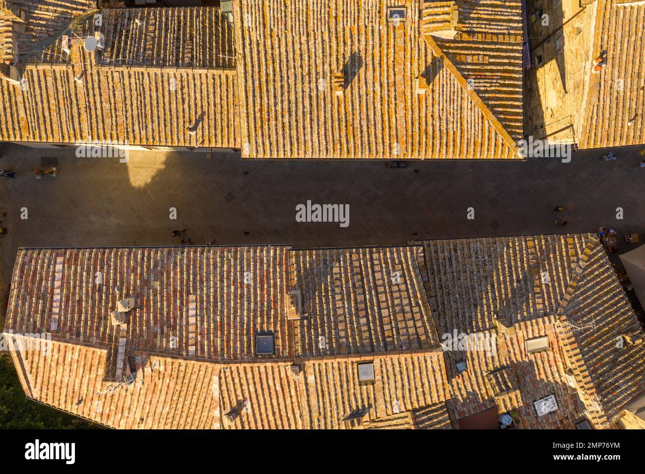 Blick von der Drohne auf die Altstadt in der toskana, italien, während des Sommers Stockfoto