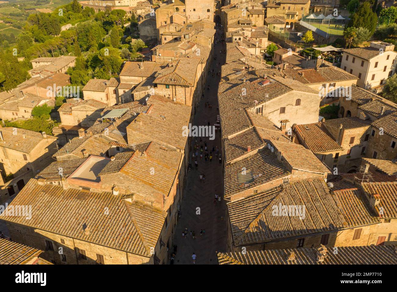 Blick von der Drohne auf die Altstadt in der toskana, italien, während des Sommers Stockfoto