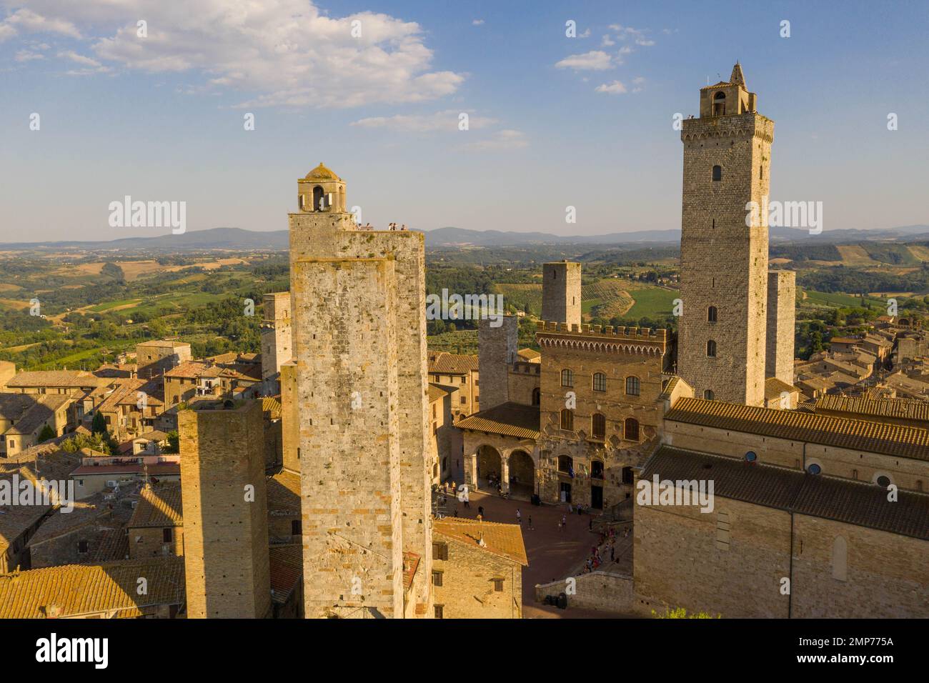 Drohnenfotografie der italienischen Altstadt san gimignano im Sommer Stockfoto
