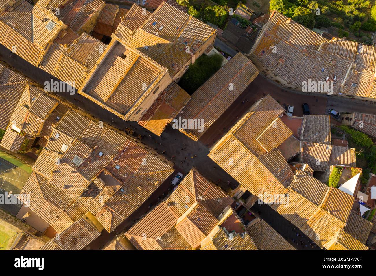 Blick von der Drohne auf die Altstadt in der toskana, italien, während des Sommers Stockfoto