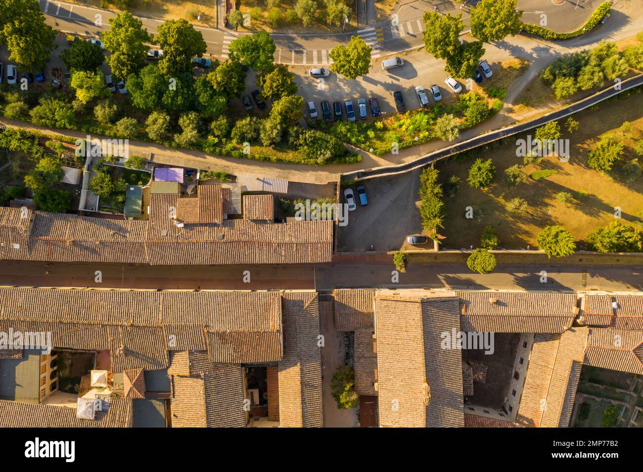Blick von der Drohne auf die Altstadt in der toskana, italien, während des Sommers Stockfoto