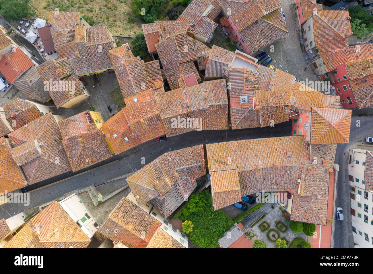 Blick von der Drohne auf die Altstadt in der toskana, italien, während des Sommers Stockfoto